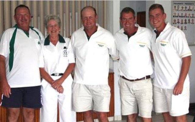 Vlnr: Dolf Scheepers en Annie Smit (verteenwoordigers van die borg), Josua Joubert, Koos Wentzel en JD Wentzel